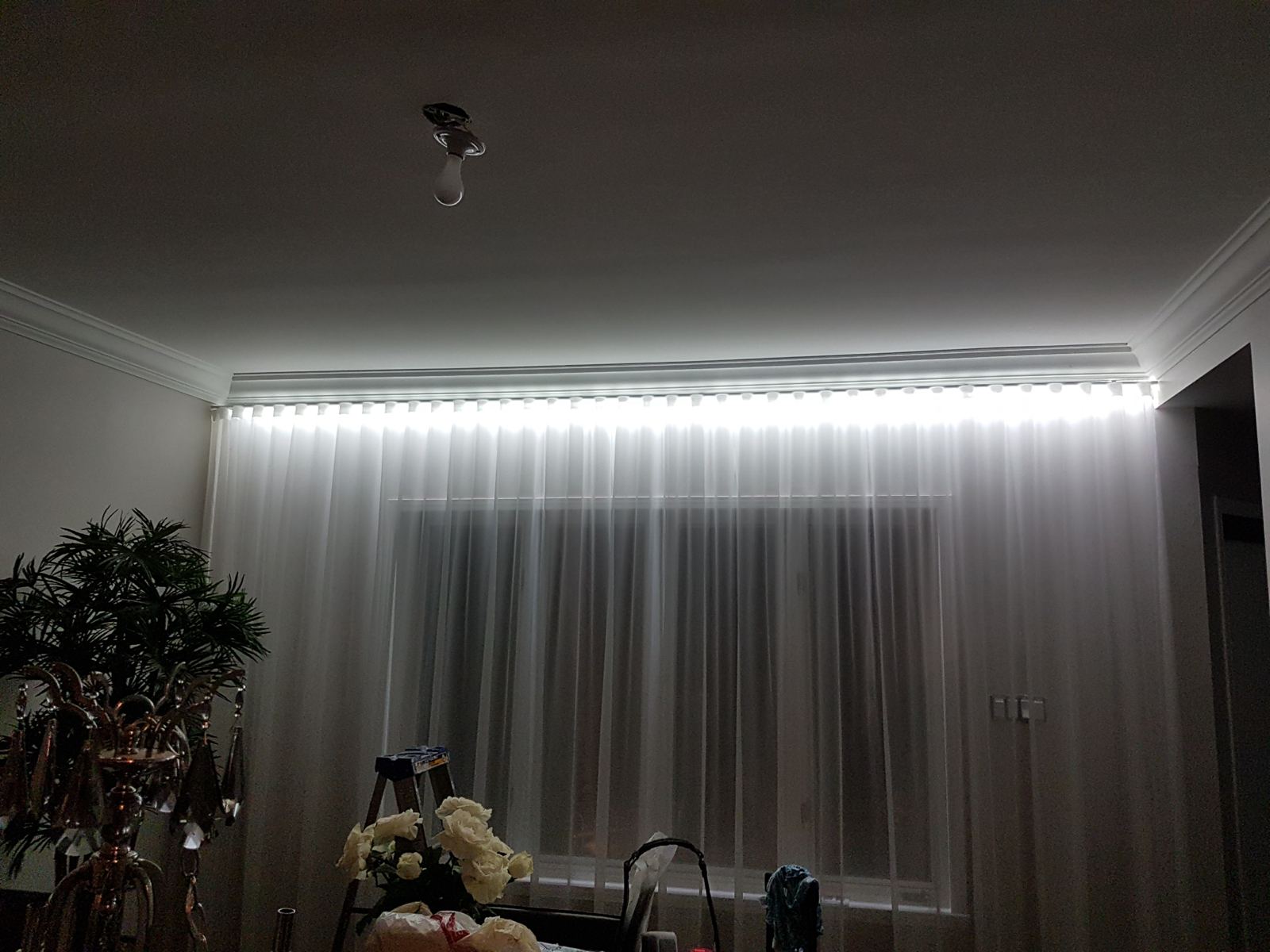Corniche lumineuse — salon — L'Artisan KeLvin